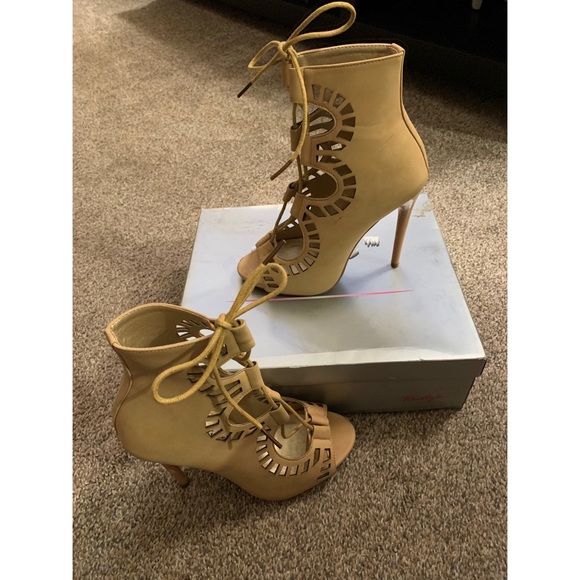 Shoes - Nude Sandals